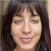 Laureanda in lettere moderne, impartisce lezioni di letteratura italiana.